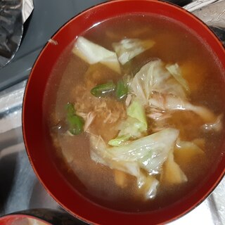 キャベツ　ピーマン　しめじ　ツナ缶　味噌汁